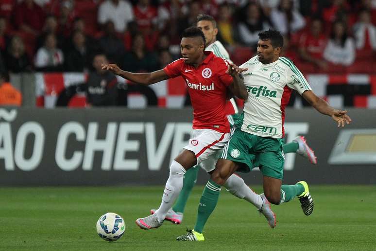 Vitinho e Thiago Santos disputam bola no jogo no Beira Rio