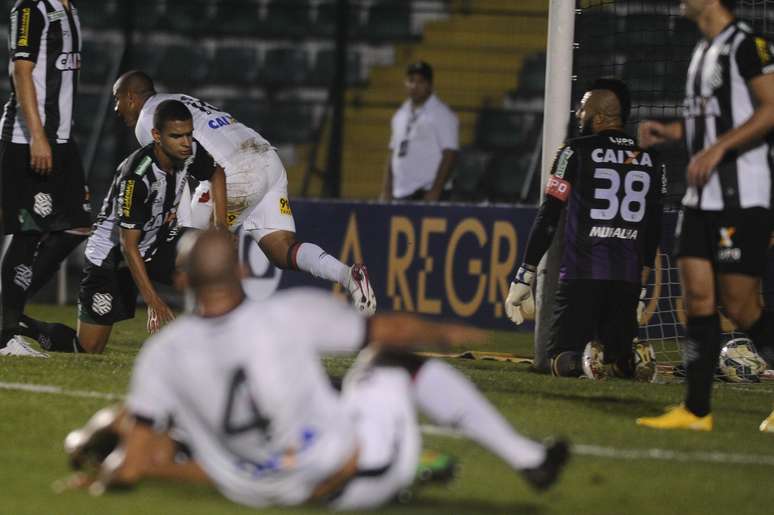 Walter marca para o Atlético-PR no empate por 1 a 1 contra o Fiqueirense