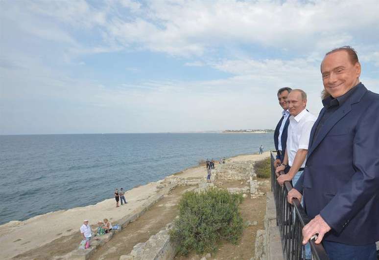 Vladimir Putin, presidente Russo, e Silvio Berlusconi, ex-primeiro ministro da Itália, visitam parques de escavações arqueológicas na Crimeia.