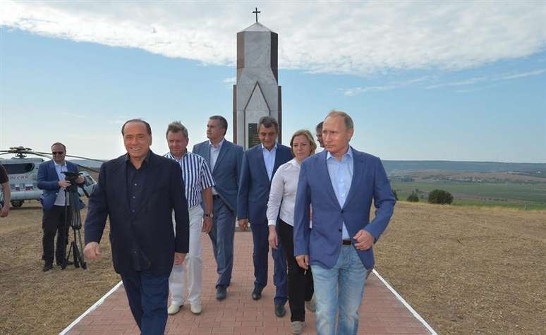 O presidente russo, Vladimir Putin (à direita) e ex-primeiro-ministro italiano Silvio Berlusconi, em visita ao monumento aos soldados do reino da Sardenha que morreram durante a Guerra da Criméia, no século XIX