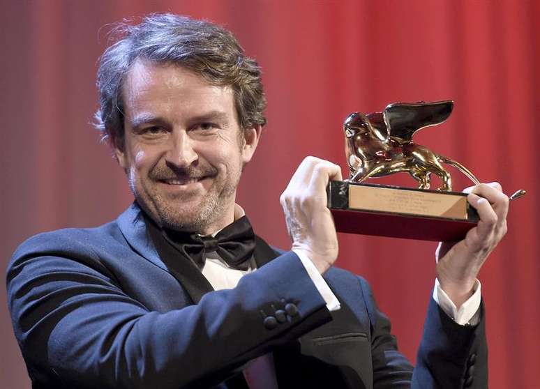 O diretor venezuelano Lorenzo Vigas recebe o prêmio Leão de Ouro pelo filme &#039;Desde Allá&#039; na cerimônia de encerramento do 72° Festival Internacional de Veneza
