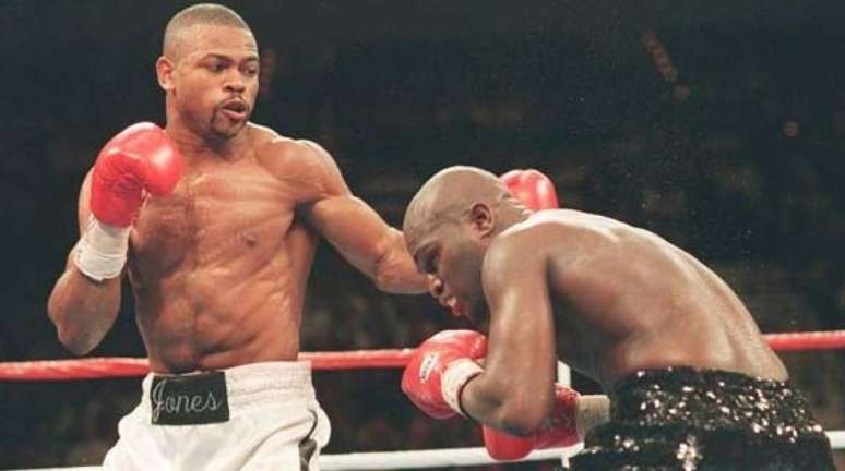 Roy Jones Jr de bermuda branca durante luta