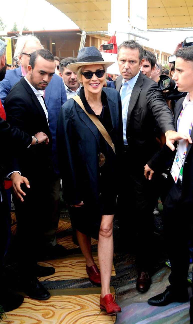 A atriz Sharon Stone durante visita a Milão