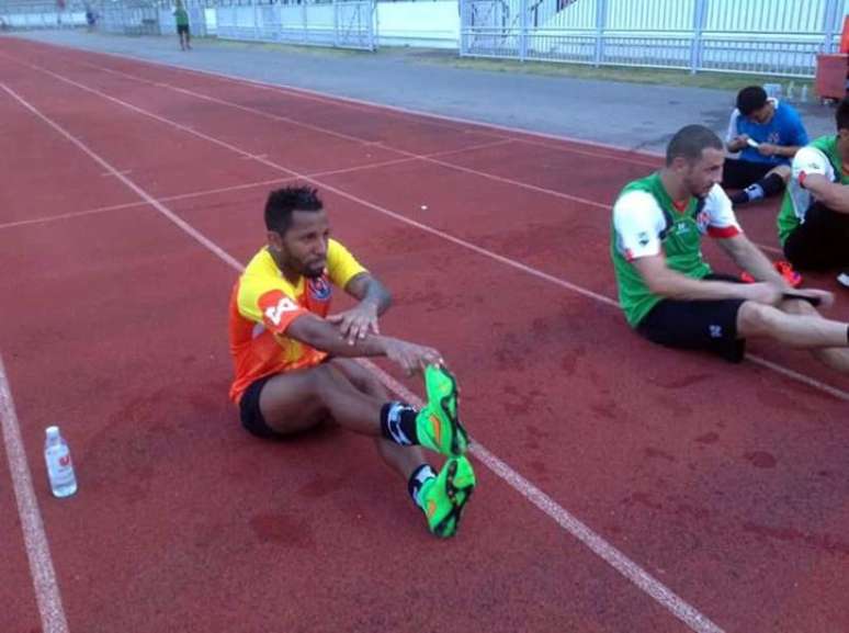 Vitor Júnior faz primeiro treino na Tailândia e projeta estreia