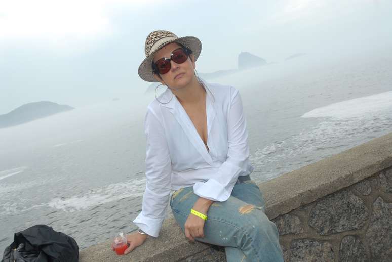 Imagem de 2008 quando Betty Lago assistiu a desfile de Carlos Miele no Forte de Copacabana