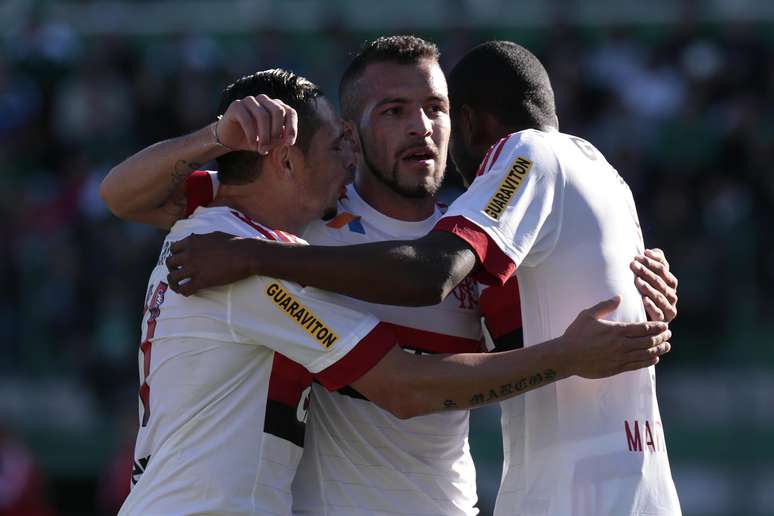 O argentino Héctor Canteros (C), jogador do Flamengo, comemora seu gol com os companheiros de equipe durante a partida contra a Chapecoense