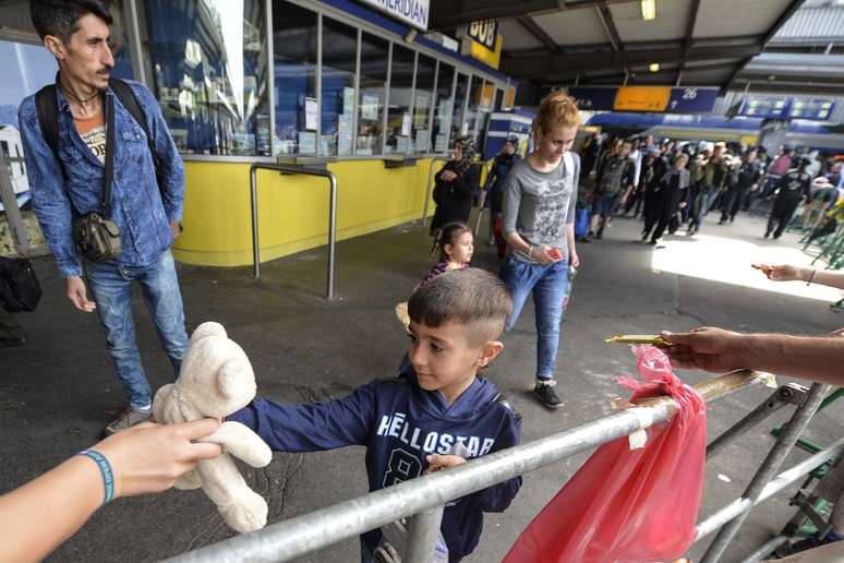 Refugiados na estação de trem de Munique Hauptbahnhof 