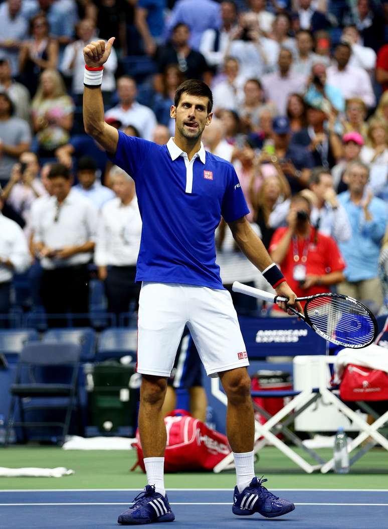 O tenista sérvio Novak Djokovic comemora vitória na semifinal do Aberto dos EUA após derrotar o croata Marin Cilic