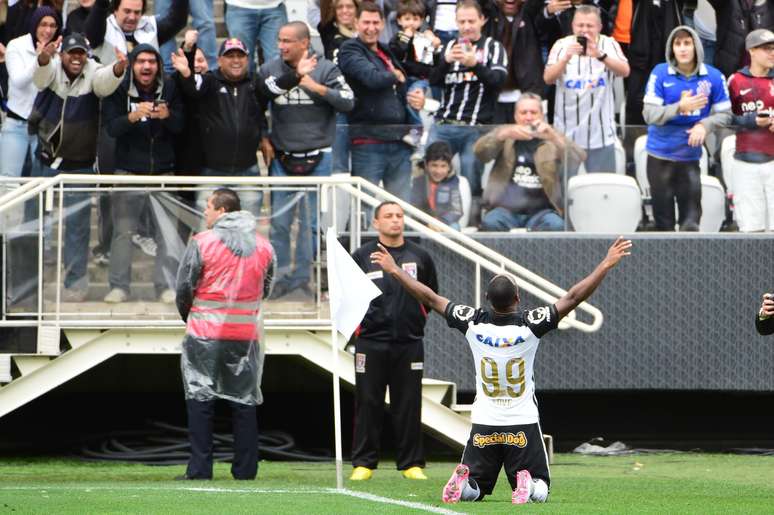 Vagner Love fecha o placar no jogo contra o Joinville