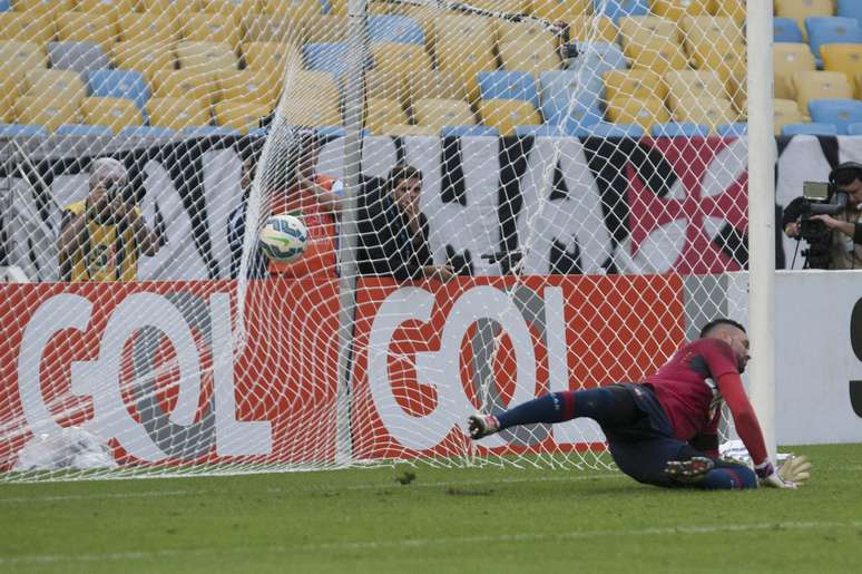 Weverton não conseguiu defender a penalidade cobrada por Nenê