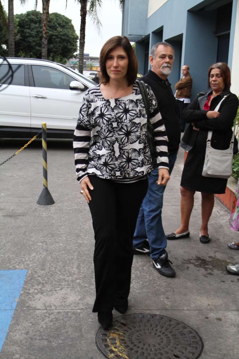 Beth Goulart chega em cemit&eacute;rio para crema&ccedil;&atilde;o