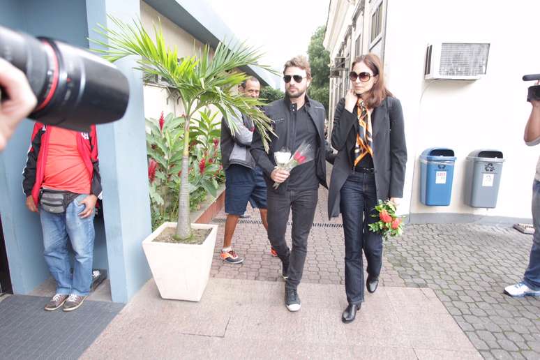 Cassio Reis e Silvia Pfiffer chegam ao vel&oacute;rio de Betty Lago