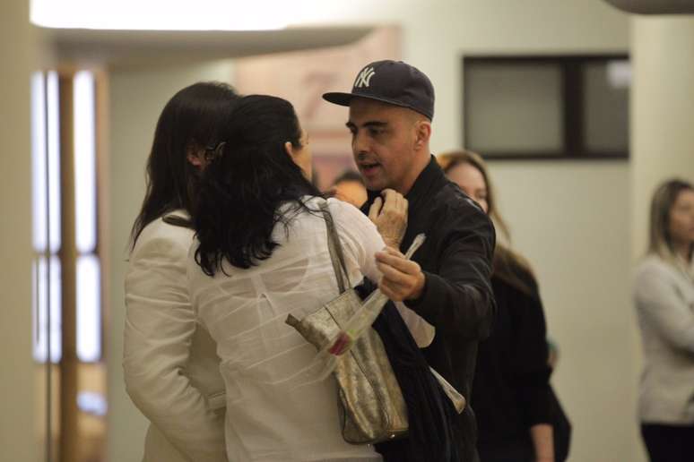 Bernardo, filho da atriz com o ator Eduardo Conde em cemit&eacute;rio no Rio