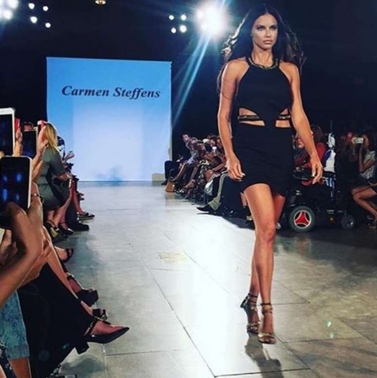 Com vestido curto e vazado, Adriana Lima participa da estreia da marca brasileira Carmen Steffens em Nova York