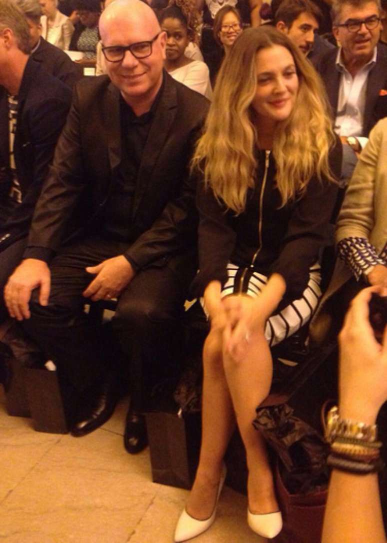 Drew Barrymore assiste à apresentação de Carmen Steffens ao lado do presidente da marca, o brasileiro Mario Spaniol