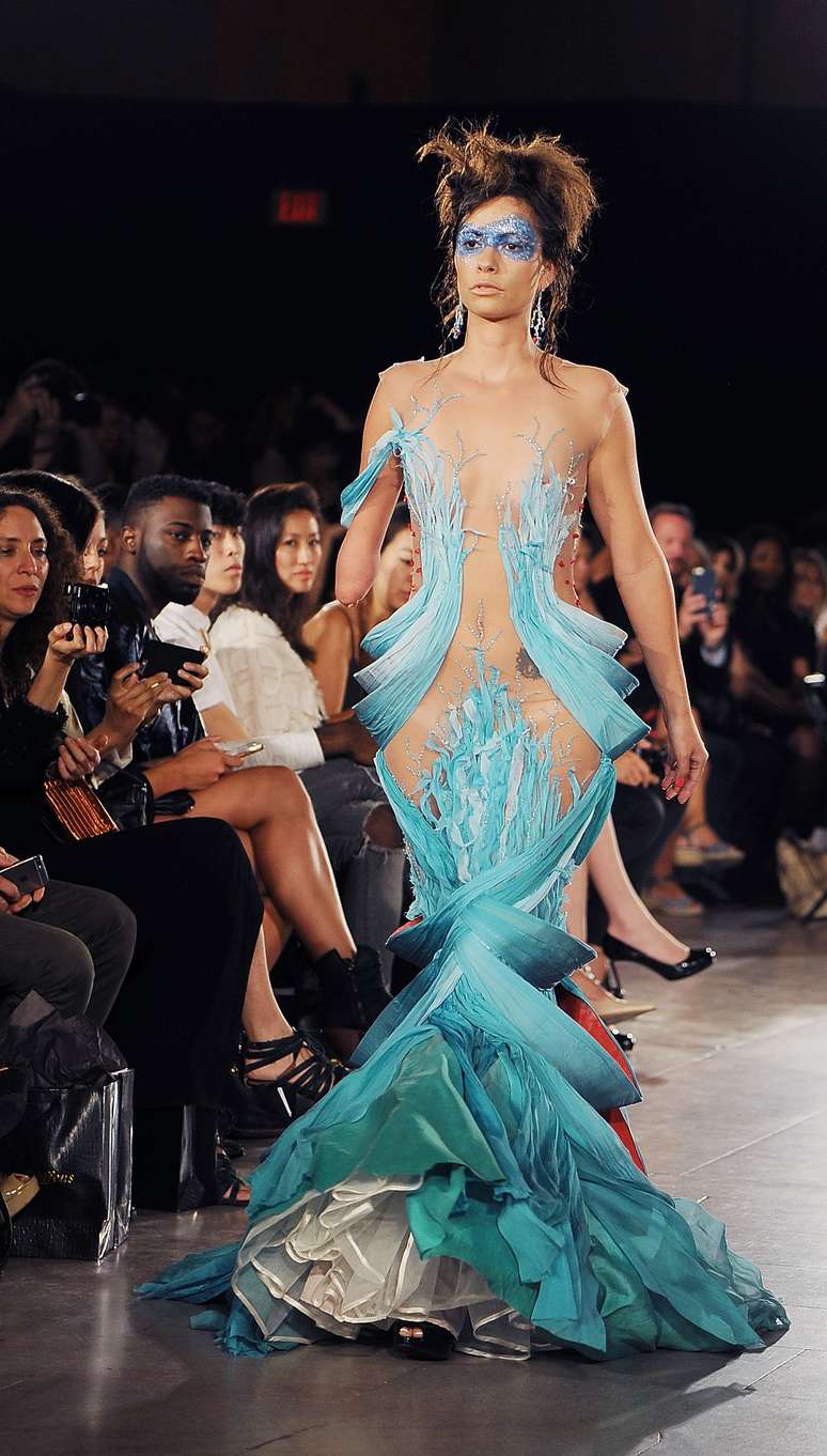 Com vestido sensual e transparente, Shaholly Ayers também desfila para a grife sul-africana Hendrick Vermeulen