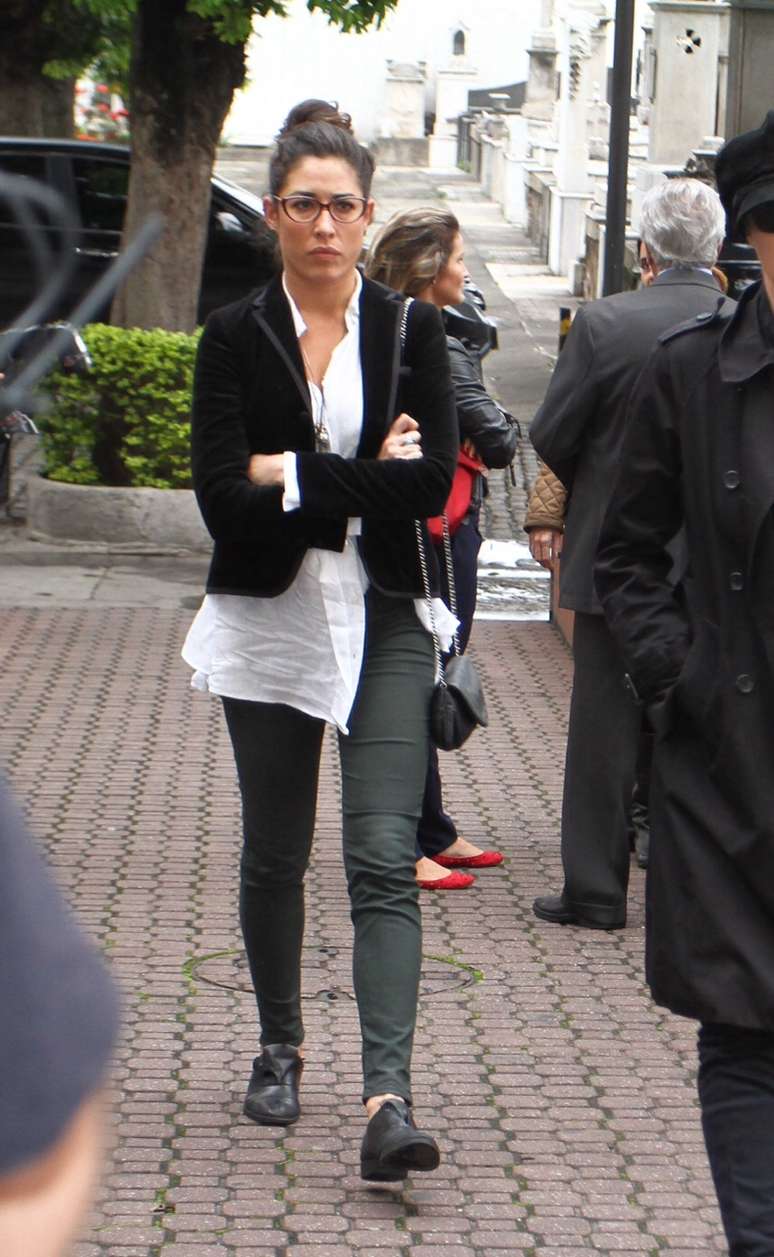 Gisele Iti&eacute; em cemit&eacute;rio onde corpo de atriz ser&aacute; cremado