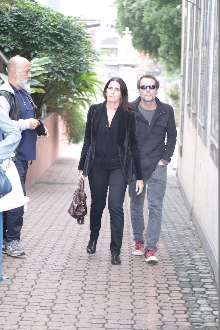 Malu Mader e Tony Bellotto chegam em cemit&eacute;rio para crema&ccedil;&atilde;o