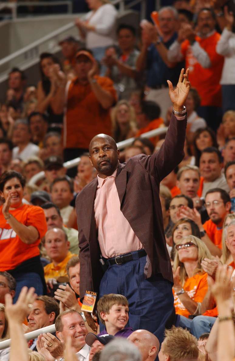Moses Malone acena para fãs em partida do Phoenix Suns contra o Los Angeles Clippers em 2006.
