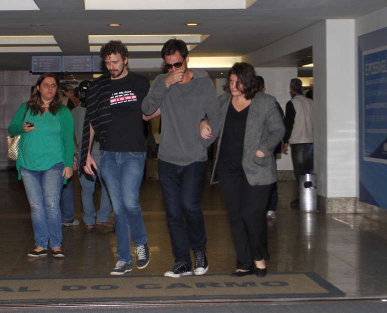 Clovys Torres (no centro), namorado de Betty Lago, chora ap&oacute;s crema&ccedil;&atilde;o da atriz