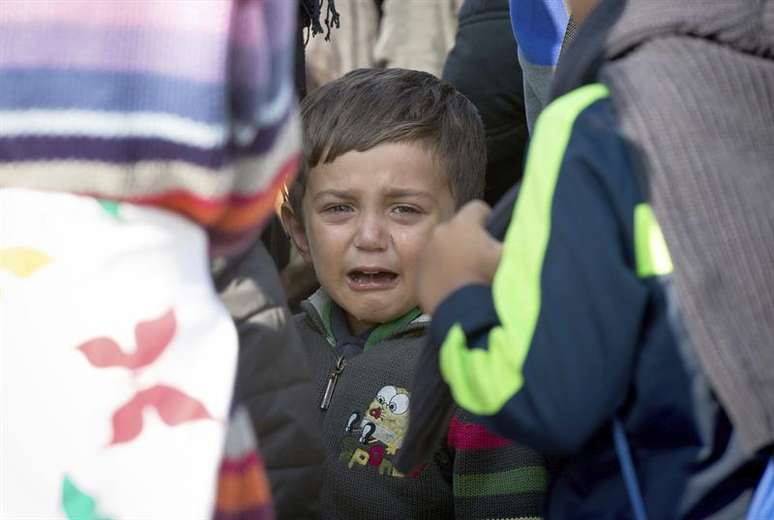 Menino chora em estação de trem em Schoenefeld, na Alemanha