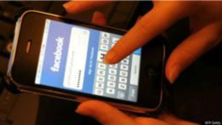 Facebook e Twitter já têm dispositivos que enviam um código pelo celular, ampliando a segurança