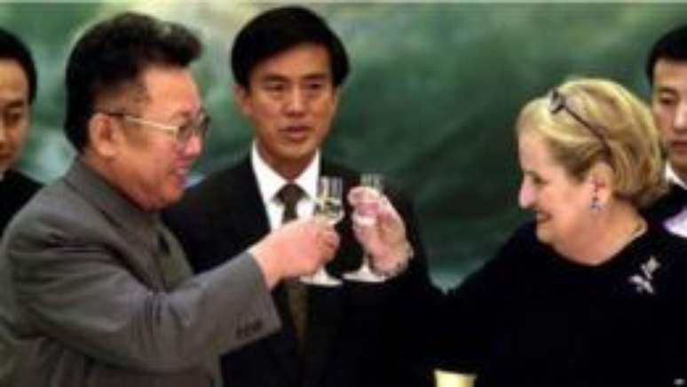O líder norte-coreano Kim Jong-il (1941-2011) em um momento mais tranquilo na relação com os EUA