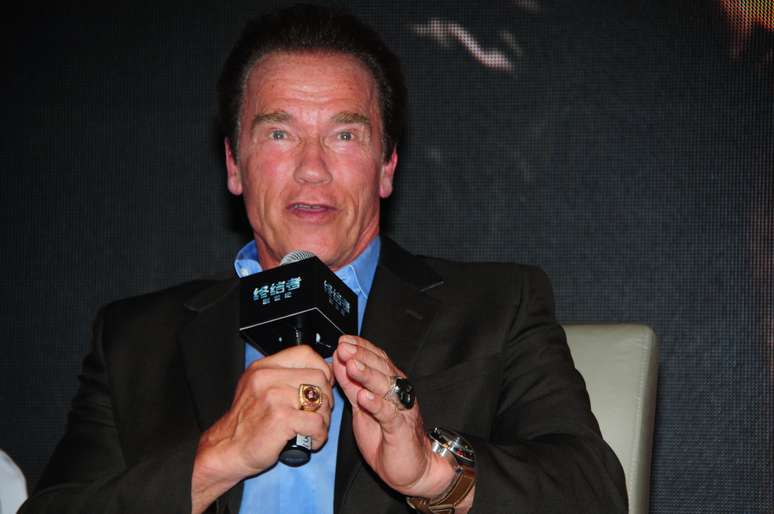 Arnold Schwarzenegger substitui Donald Trump na TV