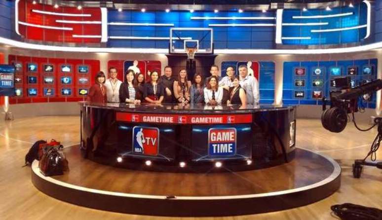 Franz (o sexto a partir da esq.) com colegas de programa num est&uacute;dio (Foto: Divulga&ccedil;&atilde;o)