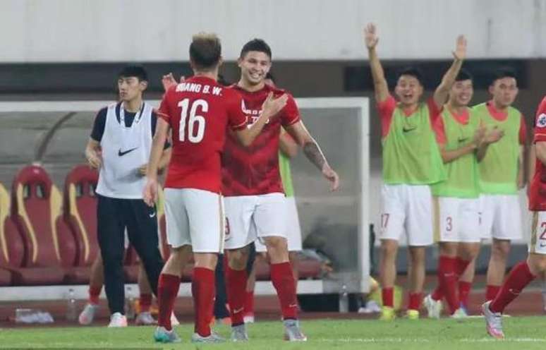 Elkeson comemora gol do Guangzhou contra o kashiwa