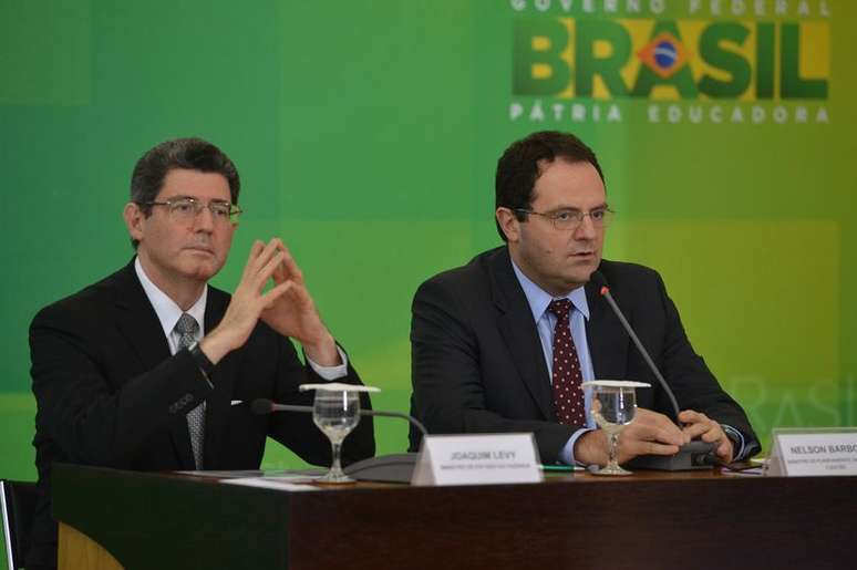 Os ministros da Fazenda, Joaquim Levy, e do Planejamento, Nelson Barbosa, em coletiva de imprensa para anunciar cortes de gastos