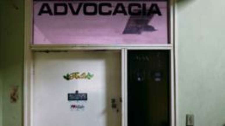 L&ecirc;-se "I Love Allah" na porta de um antigo escrit&oacute;rio de advocacia no 7&ordm; andar do edif&iacute;cio