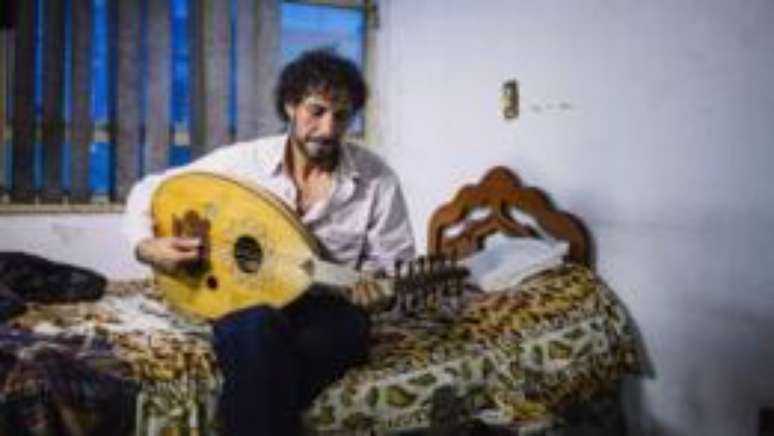 "Ninguém sabe para onde caminha a guerra na Síria", diz o músico Abdel, cuja casa foi bombardeada