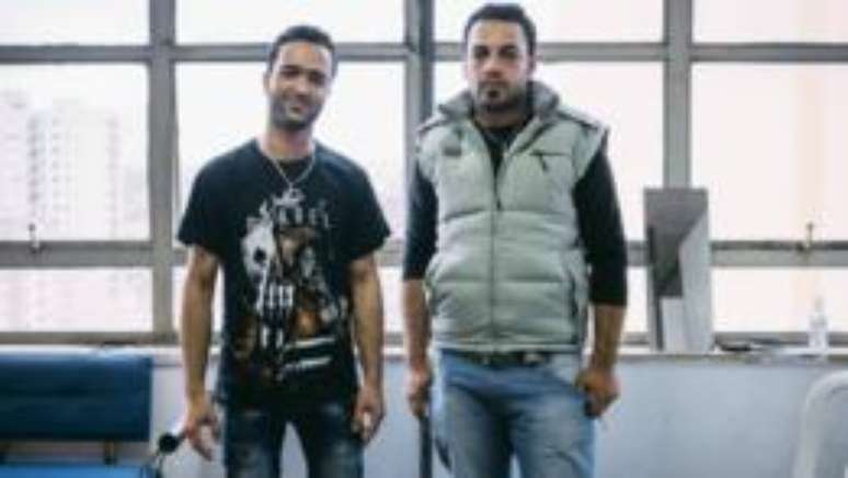Mohammed, à direita, diz que só conseguiu permissão de entrada como refugiado no Brasil, mas preferiria a Europa