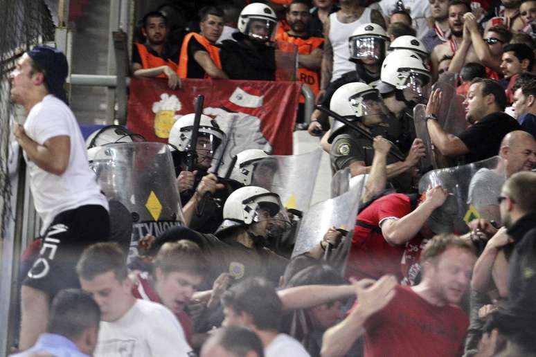 Torcida do Bayern de Munique entrou em confronto com a polícia dentro do estádio