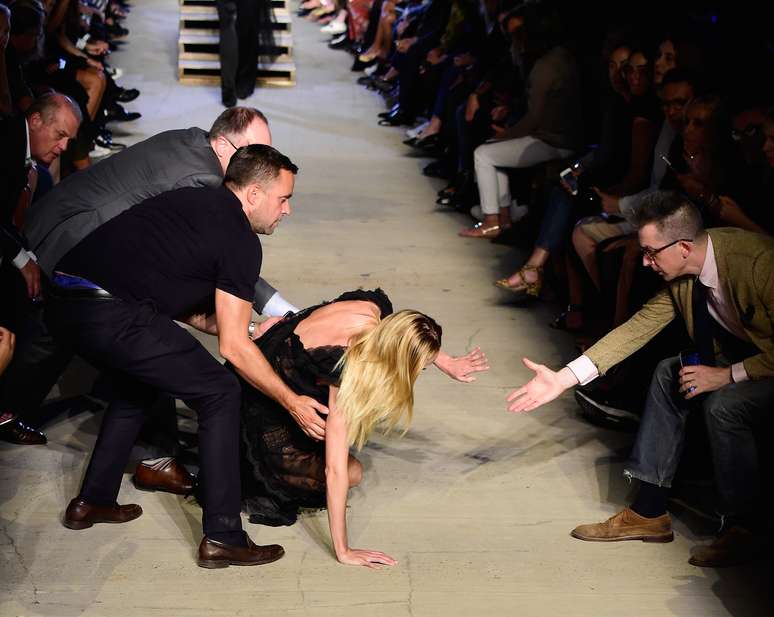 Candice tropeça e cai durante o desfile da coleção de primavera da Givenchy, em Nova York, no último sábado