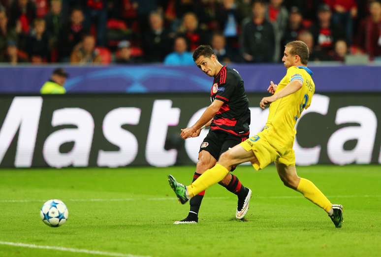 Chicharito fez o terceiro gol do Leverkusen em vitória na Alemanha