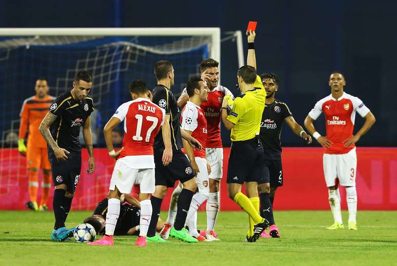 Atacante do Arsenal Giroud foi expulso ainda no primeiro tempo