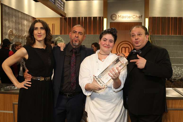 Izabel posa ao lado dos jurados Paola Carosella, Henrique Fogaça e Erick Jacquin
