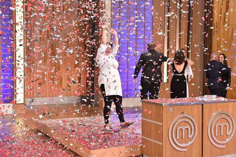 Izabel se emociona ao levantar o troféu de primeiro lugar do MasterChef Brasil