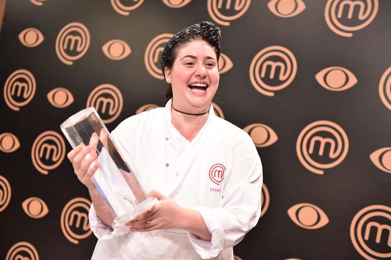 Izabel exibe troféu do MasterChef 