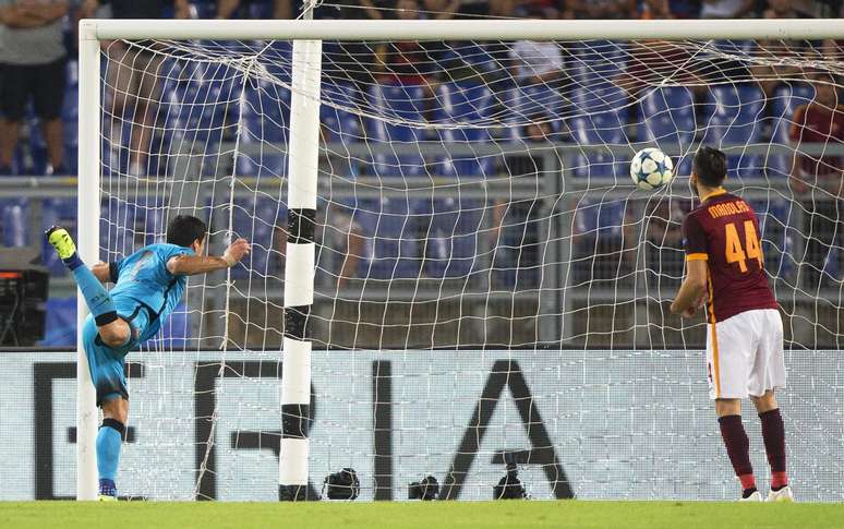 Suárez marcou o gol do Barcelona no empate em Roma