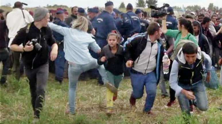 A cinegrafista Petra Laszlo foi flagrada chutando também uma menina que corria da polícia húngara