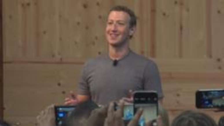Zuckerberg diz que o Facebook está sendo cauteloso para que o 'não curtir' não fomente o ódio na rede social