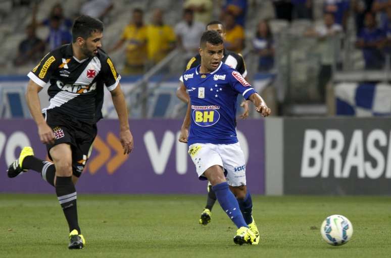 Alisson (dir.) fez um dos gols do Cruzeiro