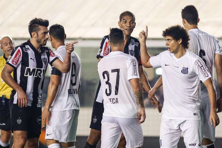 Dátolo e Victor Ferraz batem boca durante partida em Santos