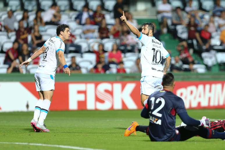 Douglas comemora primeiro gol do Grêmio em Curitiba