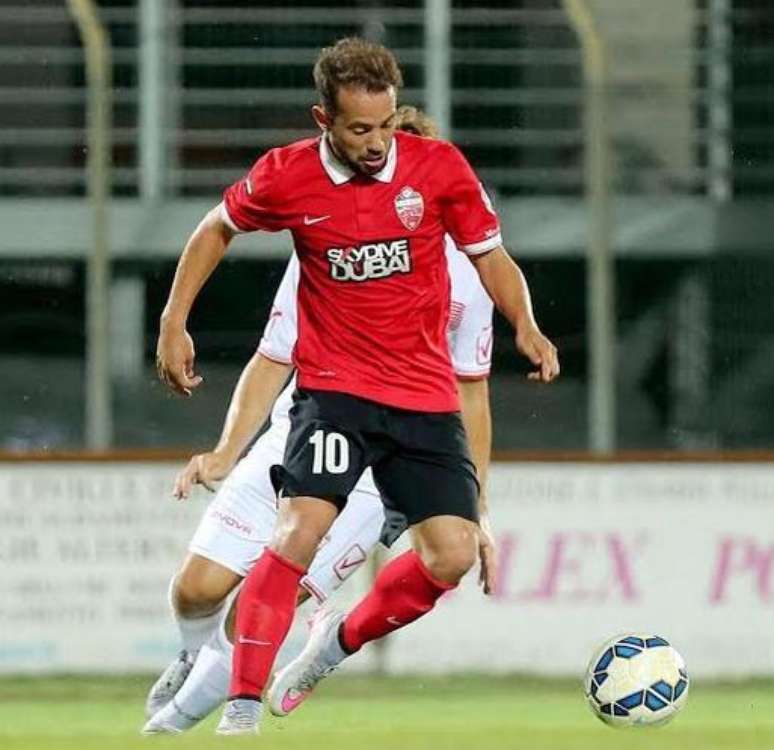 Everton Ribeiro com a camisa 10