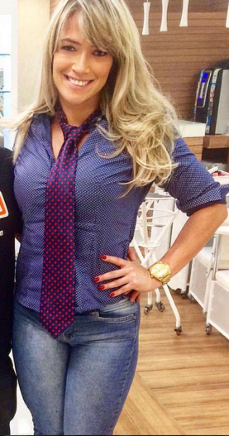 A Fani Pacheco gosta mesmo do acess&oacute;rio, principalmente quando vai cortar os cabelos. Tanto nesta foto quanto na anterior ela estava no cabeleireiro. Ser&aacute; que &eacute; pr&eacute;-requisito do sal&atilde;o?