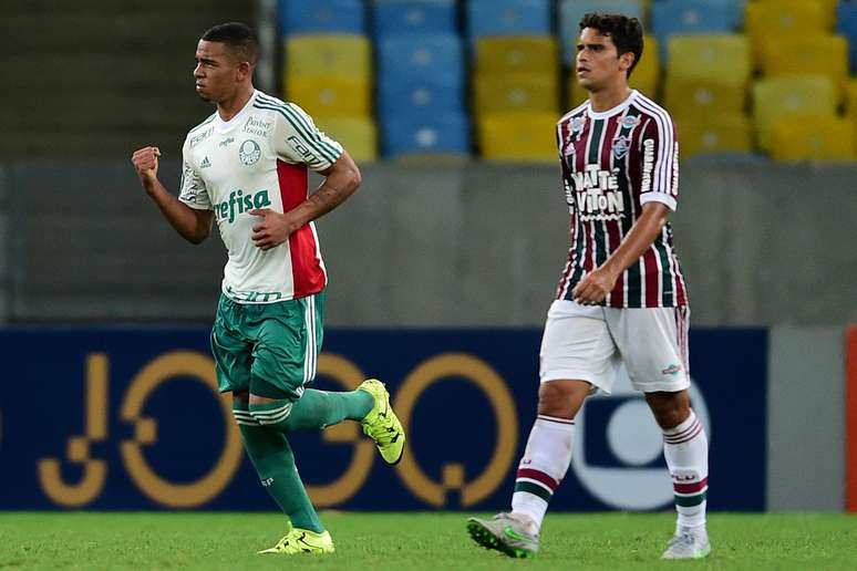 Gabriel Jesus (esq,) também balançou as redes na goleada do Palmeiras